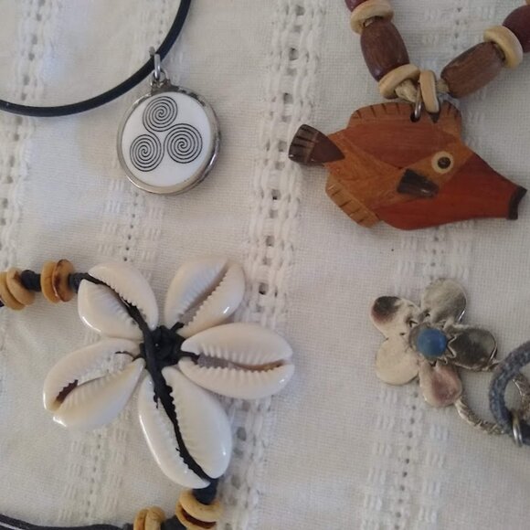 SET of 4  Kid's Teen Girl's Youth necklace assortment multi-materials/colors - Picture 15 of 15